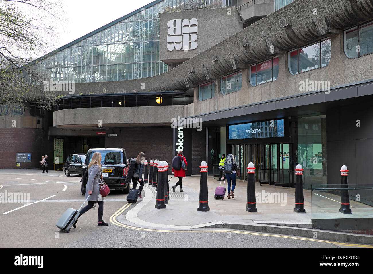 Des musiciens professionnels, arrivant avec des instruments de musique au Barbican Centre entrée dans Silk Street London EC2Y UK KATHY DEWITT Banque D'Images