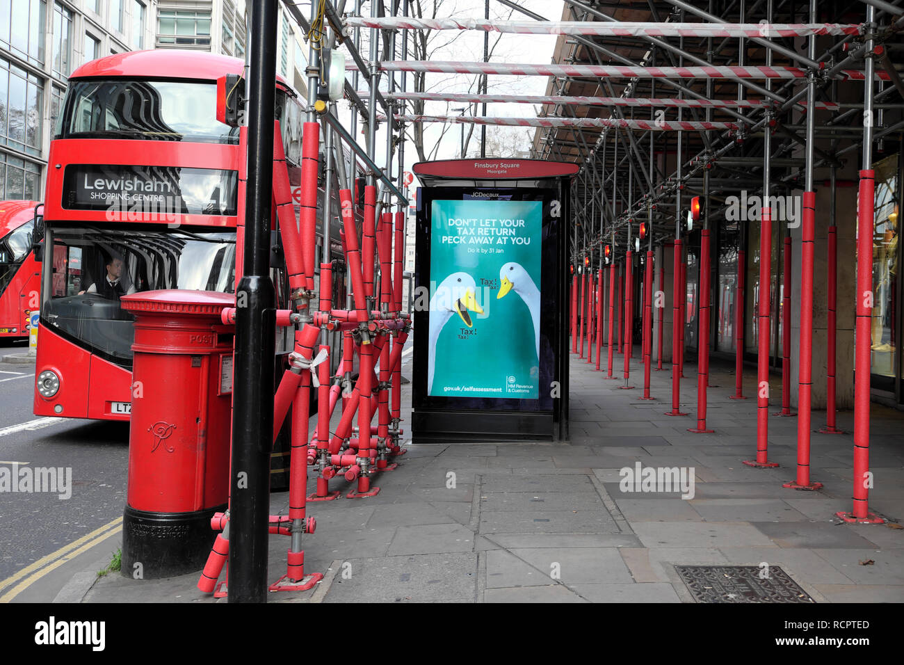 Auto-évaluation déclaration de revenus publicité électronique pour panneaux publicitaires « ne laissez pas votre déclaration de revenus vous échapper » sur l'affiche de l'arrêt d'autobus à Londres ce 2 UK KATHY DEWITT Banque D'Images