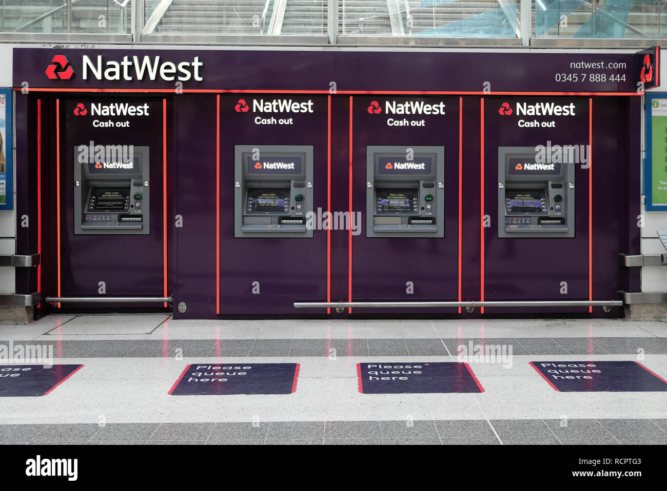 Une rangée de distributeurs automatiques de billets de banque NatWest sur le hall de la gare de Liverpool Street Station dans la ville de Londres, Angleterre KATHY DEWITT Banque D'Images