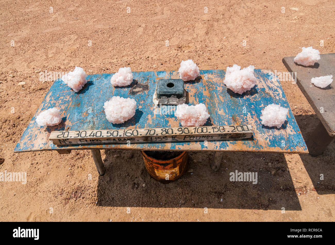 Cristal de sel à la vente, à côté de D2301 road, Cape Cross, Namibia Banque D'Images