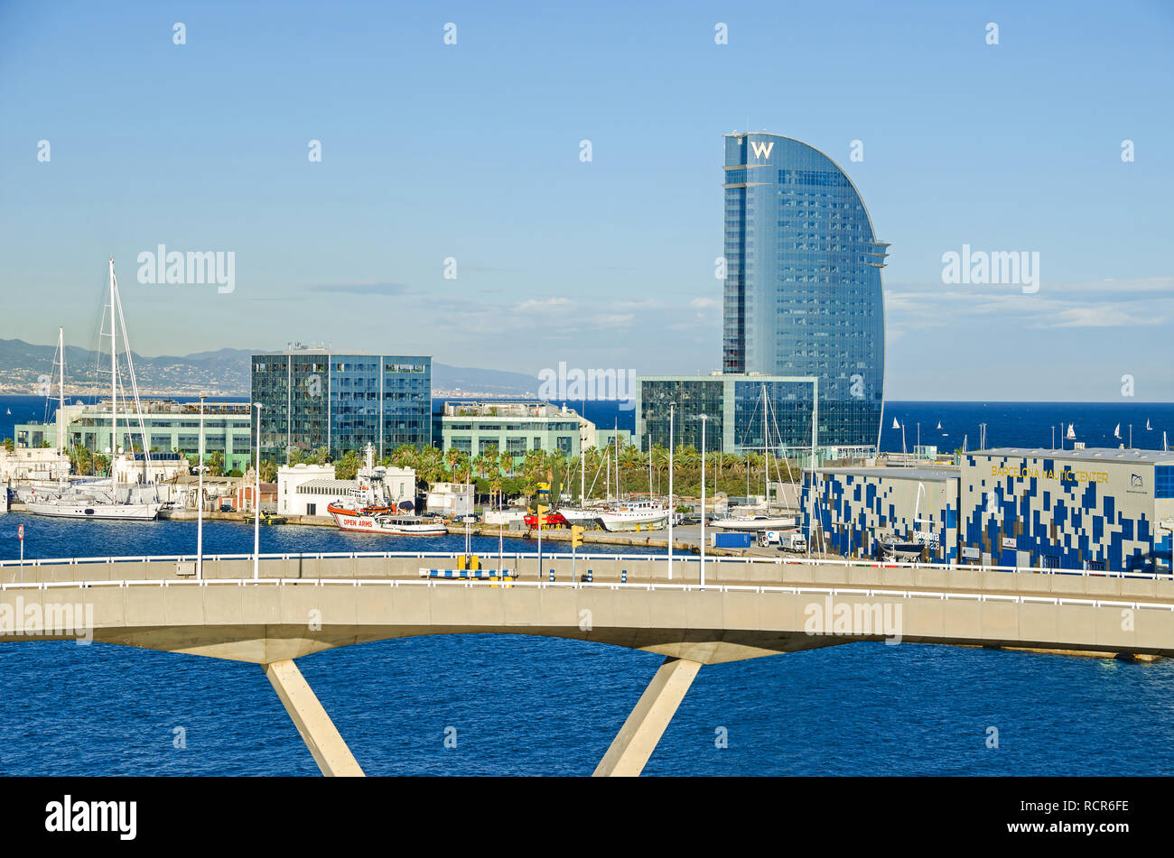 Barcelone, Espagne - 10 novembre 2018 : Port Vell avec sa marina, bascule bridge Porta d'Europa, Centre Nautique et W Barcelona, connu sous le nom de Hôtel Vela Banque D'Images