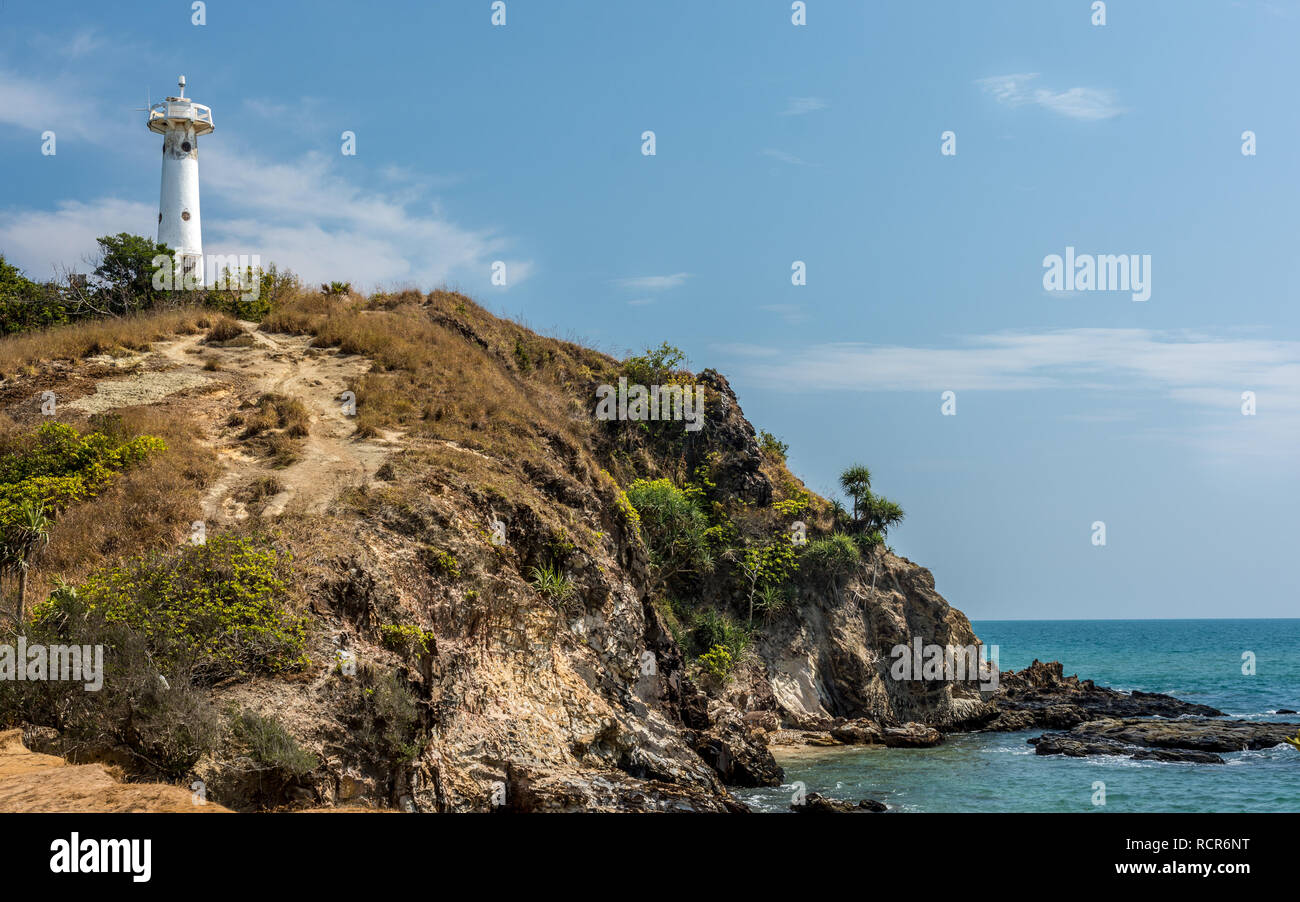 Le Light House de l'île thaïlandaise de Koh Lanta en hauteur sur un rocher dans le Parc National de Mu Koh Lanta. Banque D'Images