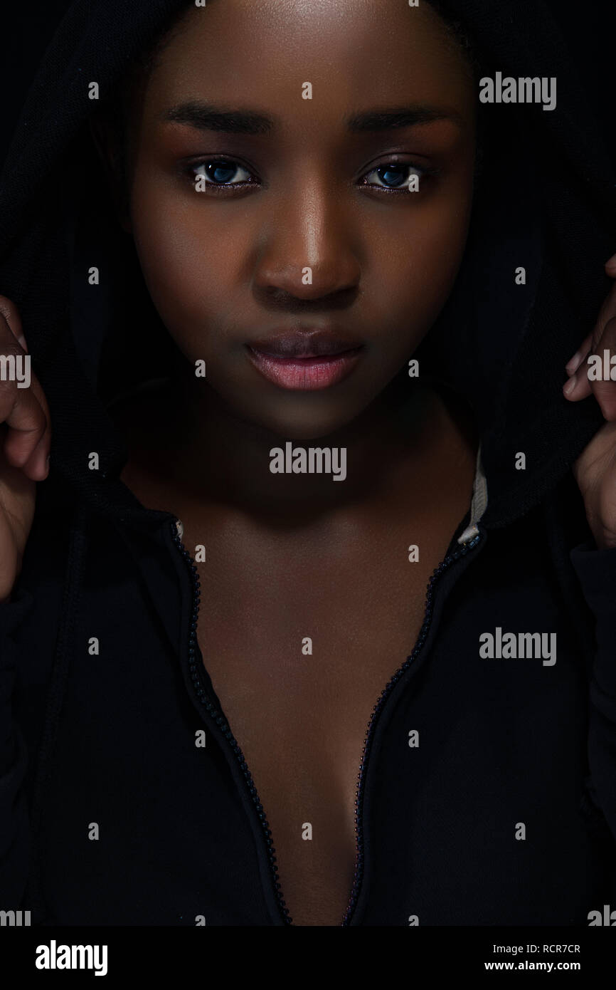 Femme cool et confiante avec la peau foncée et attitude portant hoodie Banque D'Images