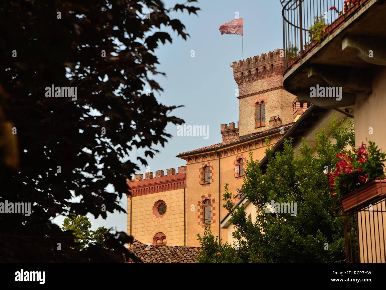 Barolo, province de Coni, Piémont, Italie. Juillet 2018. Vue sur le château de Barolo, accueil du musée du vin, est l'emblème de la ville : vis clairement Banque D'Images