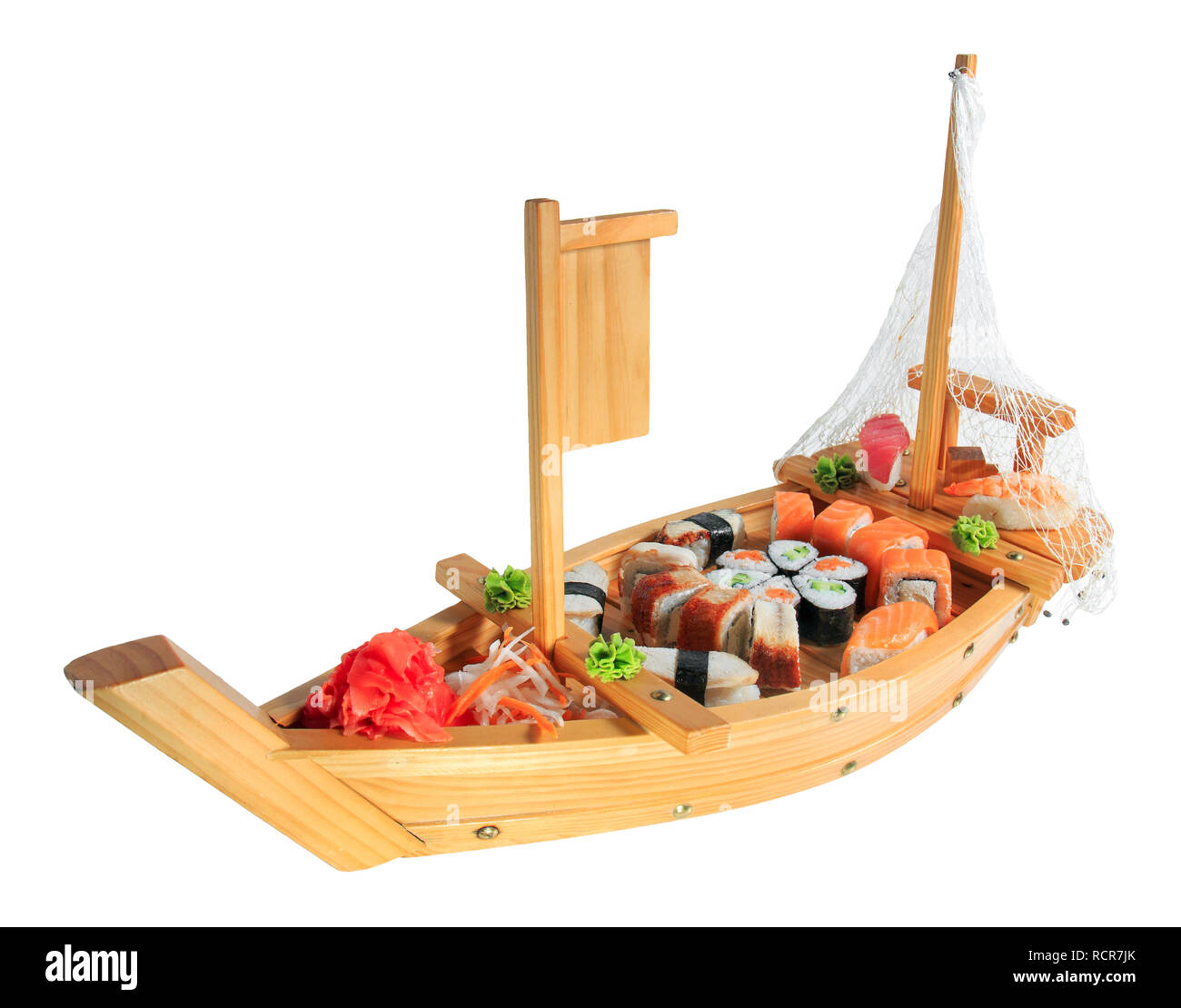 Ensemble de rouleaux de sushi sur un bateau en bois. Servant des plats créatifs. Menu. Banque D'Images