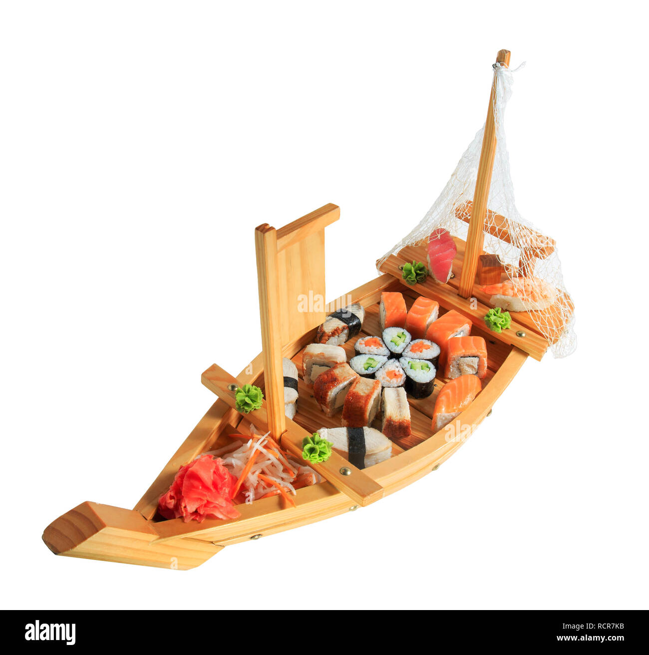 Ensemble de rouleaux de sushi sur un bateau en bois. Isolé sur fond blanc. Creative plat sur le menu. Banque D'Images