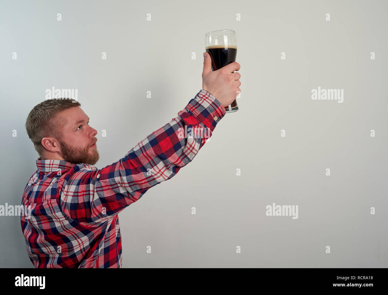 Man with beer mug dans la main sur fond blanc Banque D'Images