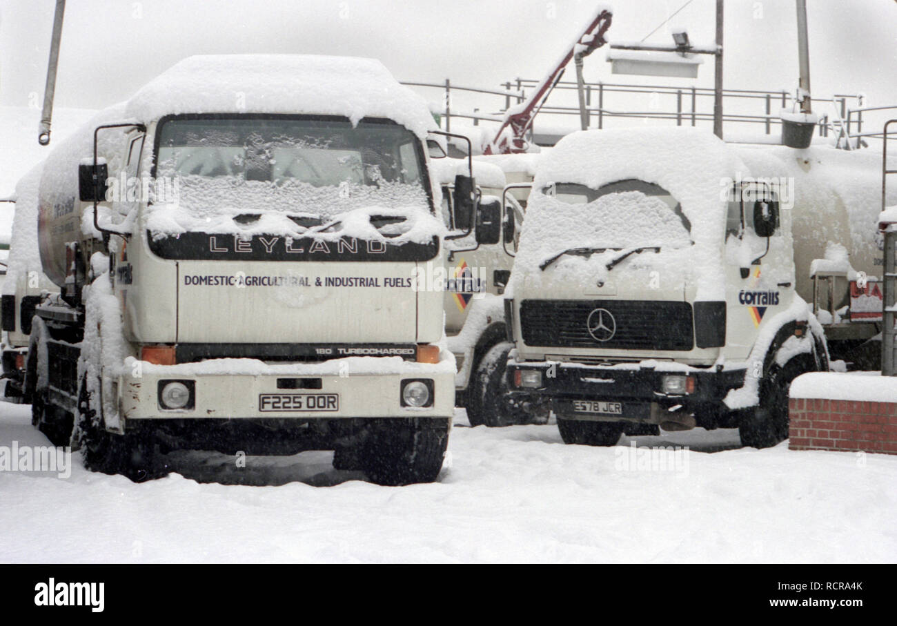 Les pétroliers, par la neige, à l'Oil Terminal,hiver,Corralls,échoués,fossiles,le chauffage domestique,carburant carburant Carburant agricole,industriel,Image d'Archive Banque D'Images