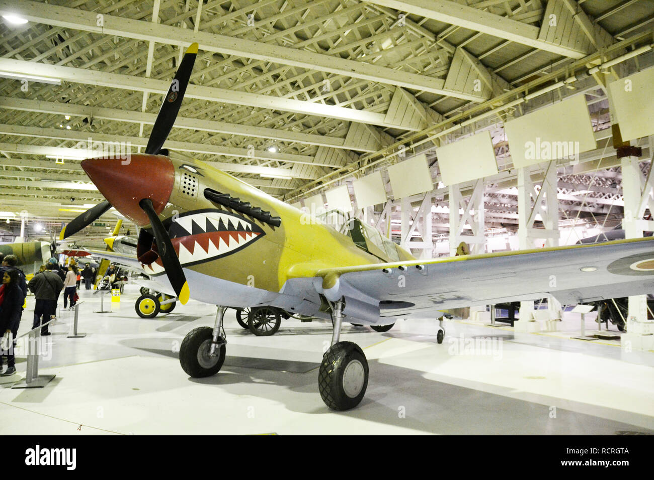 Curtiss P-40 Kittyhawk des avions militaires de la seconde guerre mondiale à l'affiche au Musée de la RAF, Londres, UK Banque D'Images