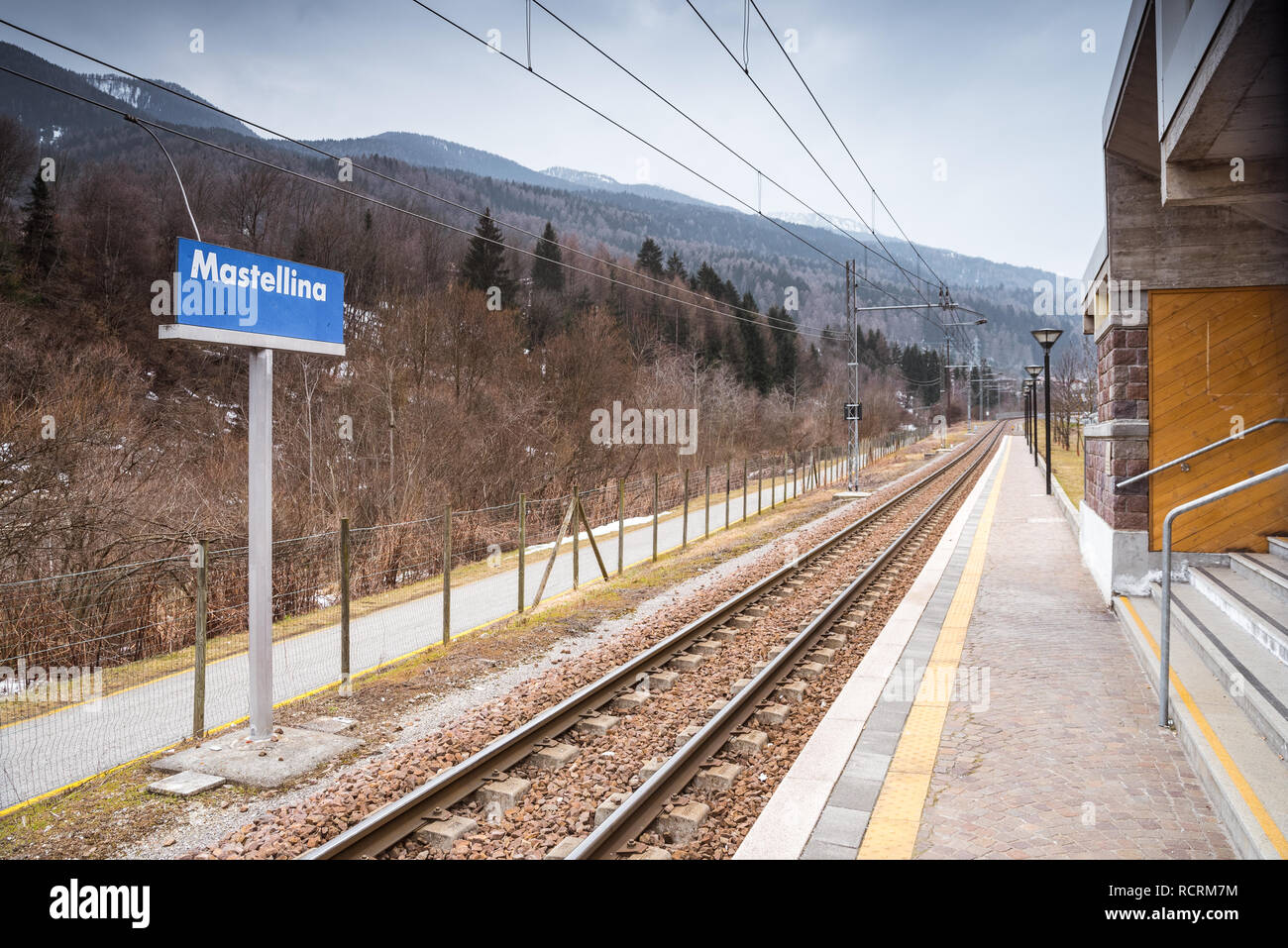 La gare vide dans Mastellina. La gare de Trento Malè Mezzana railway road. Région de Ski Val di Sole, Trento, Italie Banque D'Images