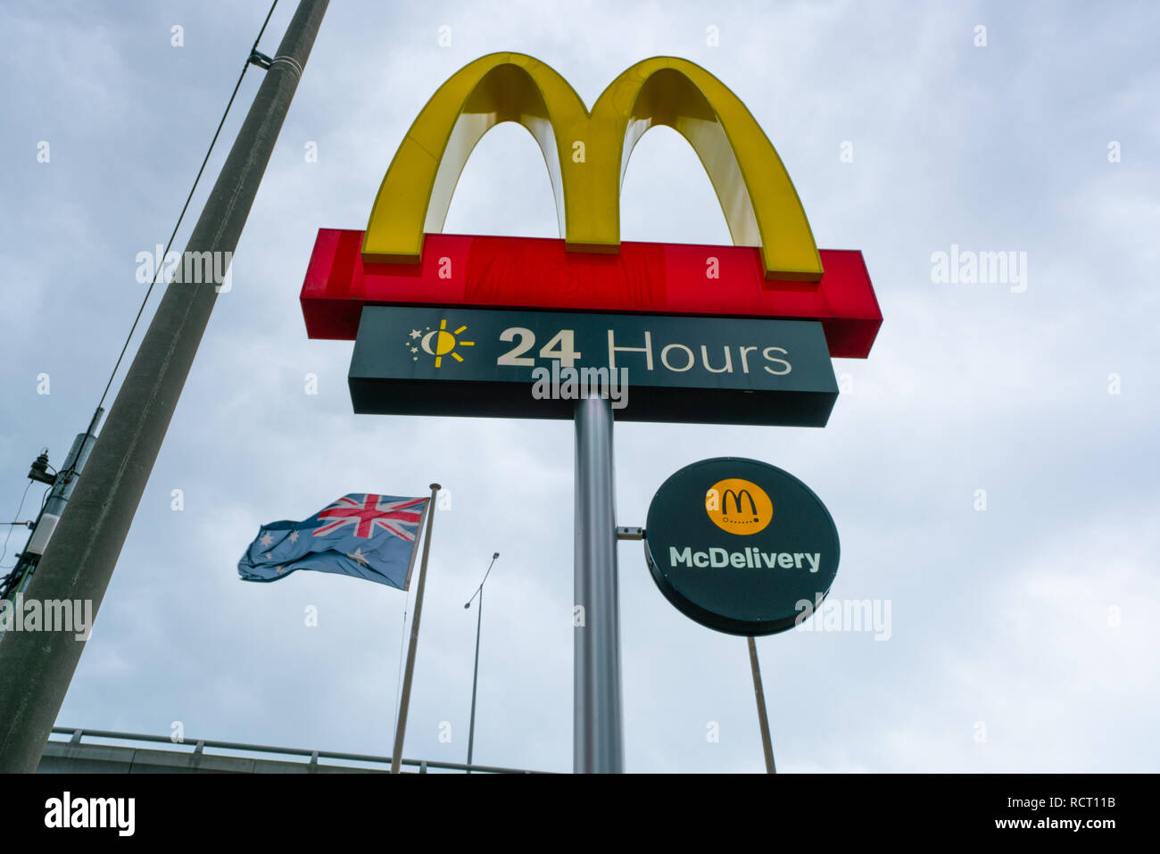 5 janvier 2019, Melbourne, Australie : piscine restaurant McDonald's signe avec drapeau australien en arrière-plan en Australie Banque D'Images