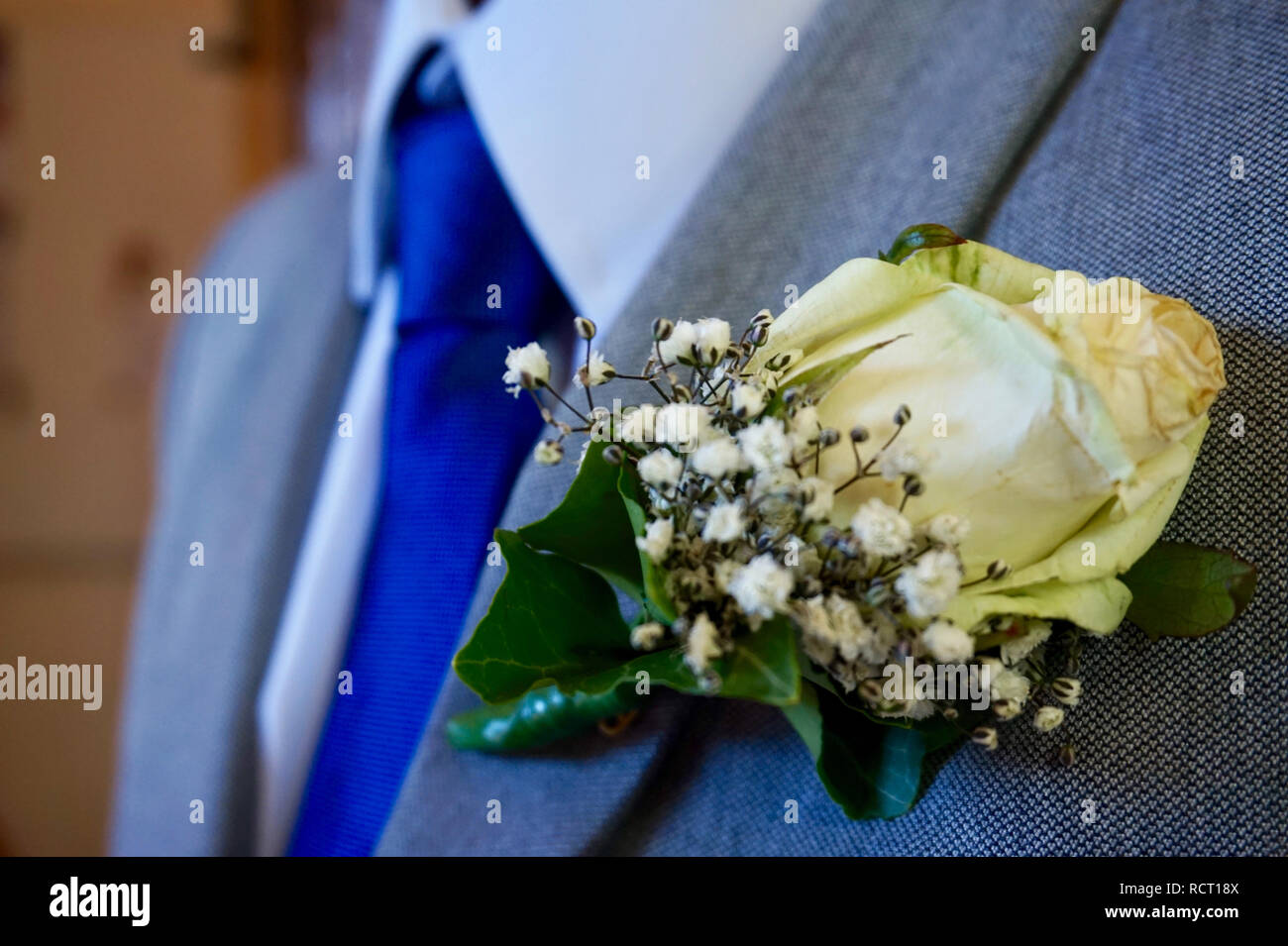 corsage de rose branchue blanche