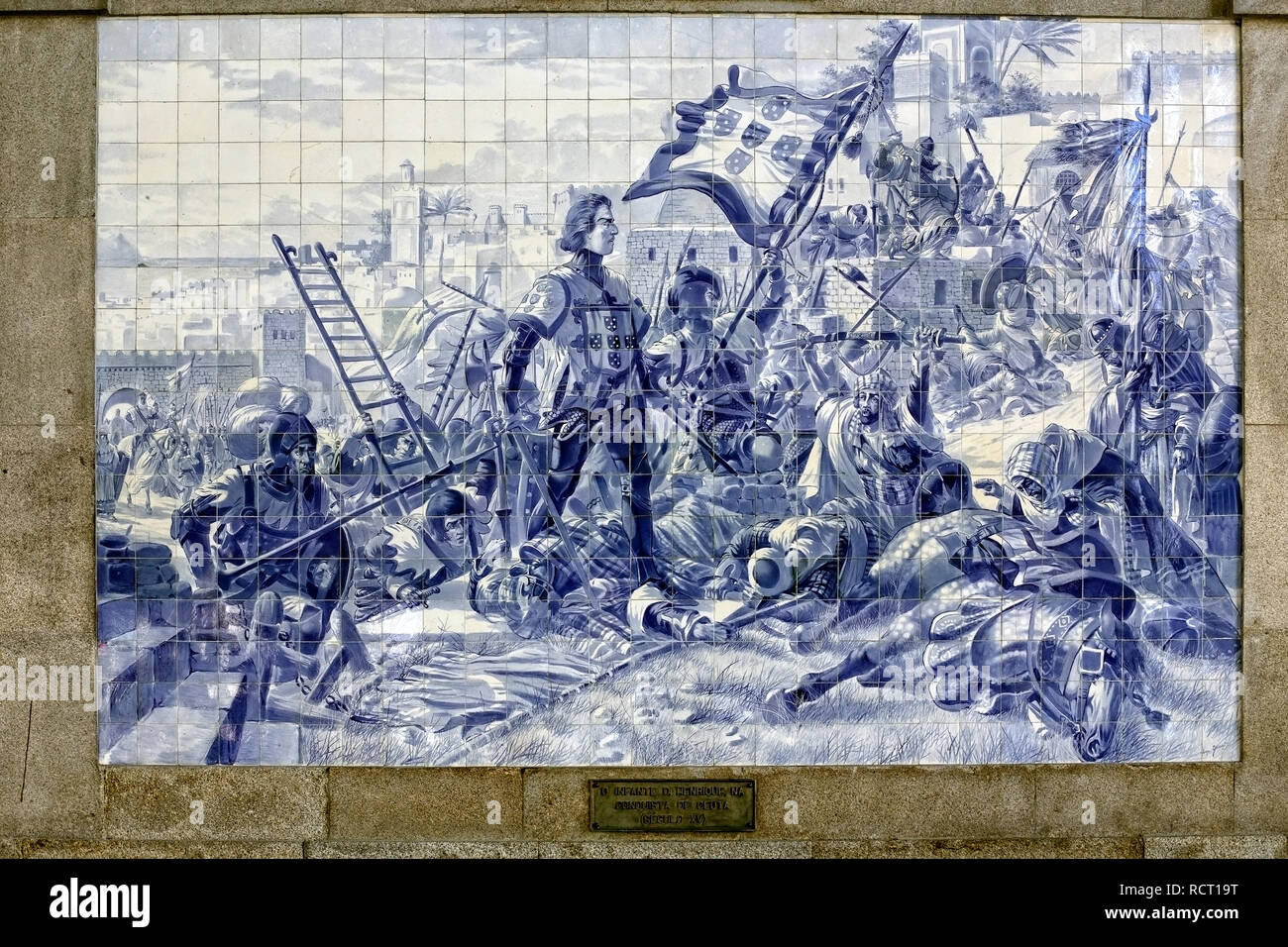 Porto, Portugal - mars 4, 2015 : célèbre tuiles de la gare Sao Bento, installé entre 1905 et 1906 par l'artiste Jorge Colaco. Ce panneau r Banque D'Images