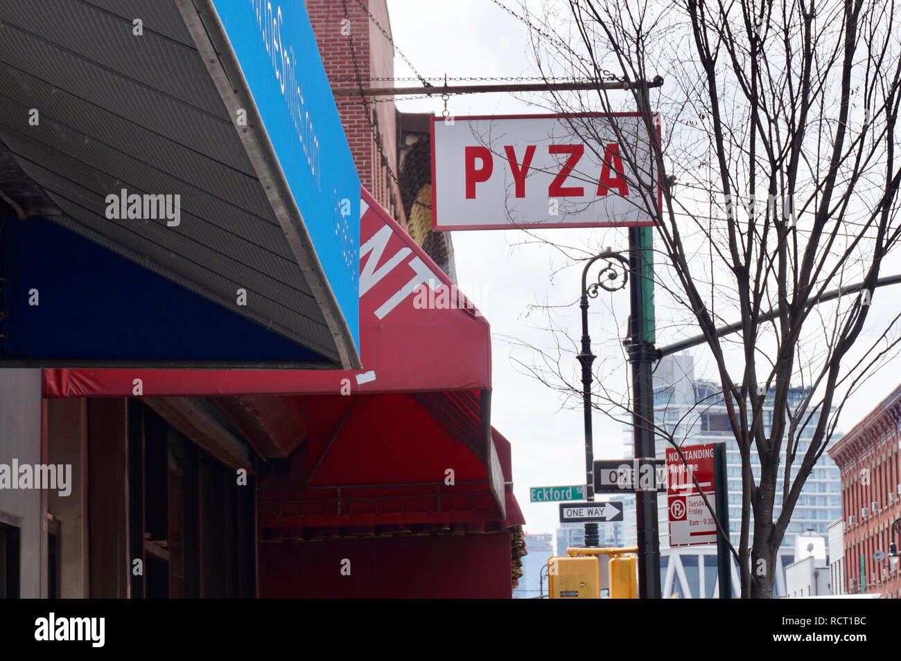 Nassau Ave., Greenpoint, Brooklyn - signe d'Pyza, restaurant polonais dans un quartier d'immigrants. Banque D'Images