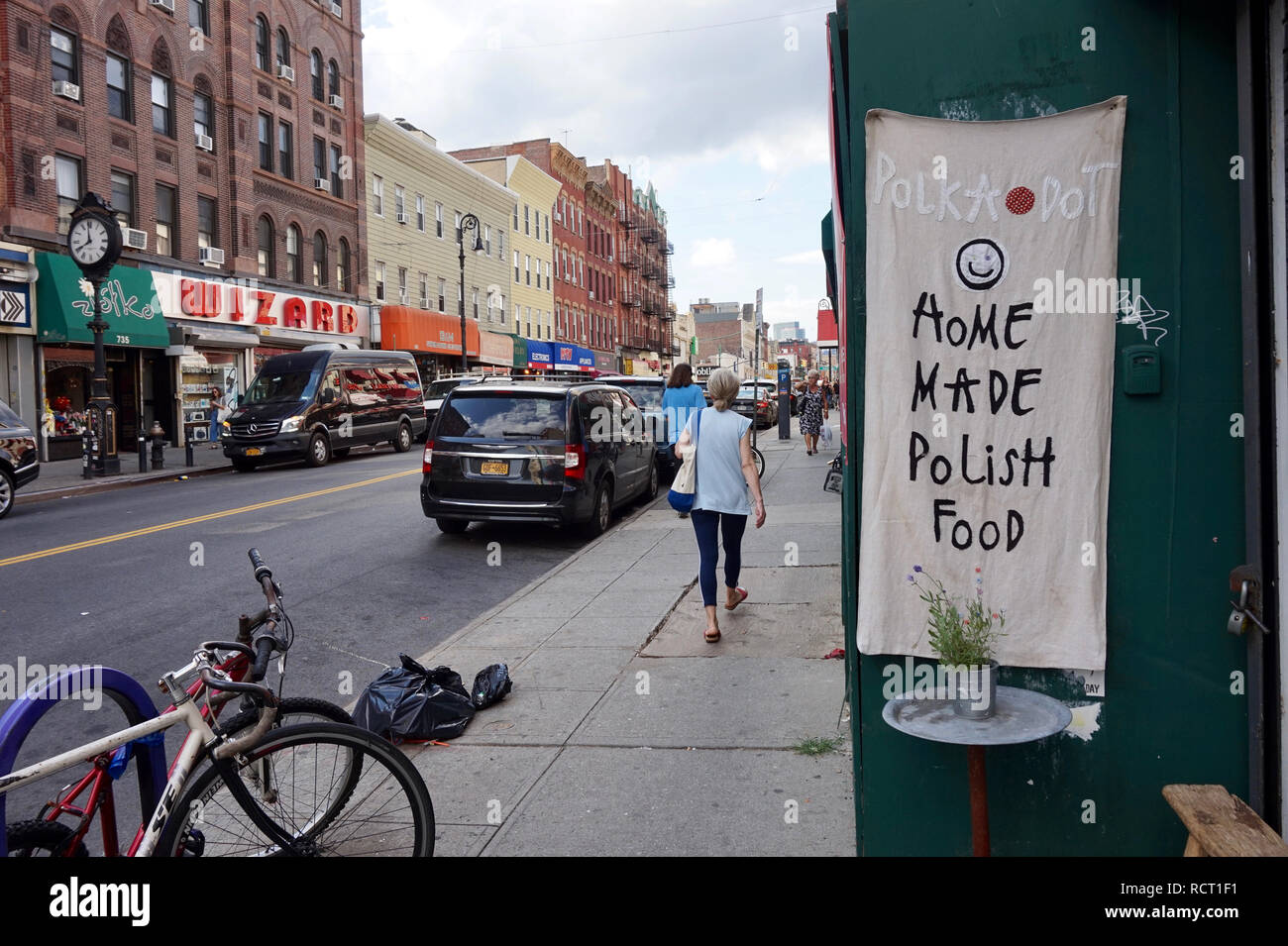 Manhattan St., Greenpoint, Brooklyn, New York, - quartier immigré polonais avec les entreprises. Polka Dot restaurant sign sur le côté du bâtiment Banque D'Images