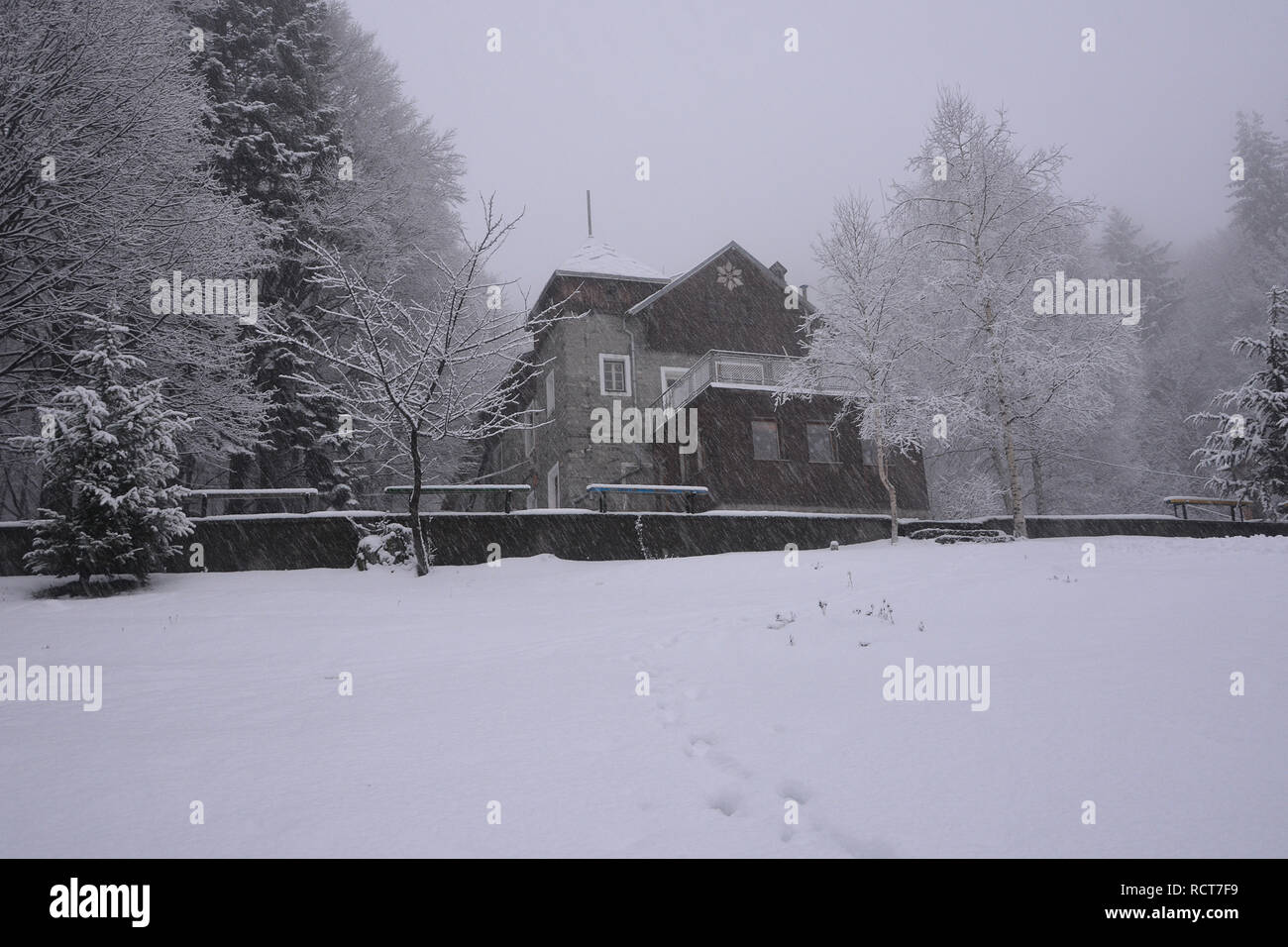 Refuge de montagne de Vasil Levski en Bulgarie, l'heure d'hiver Banque D'Images