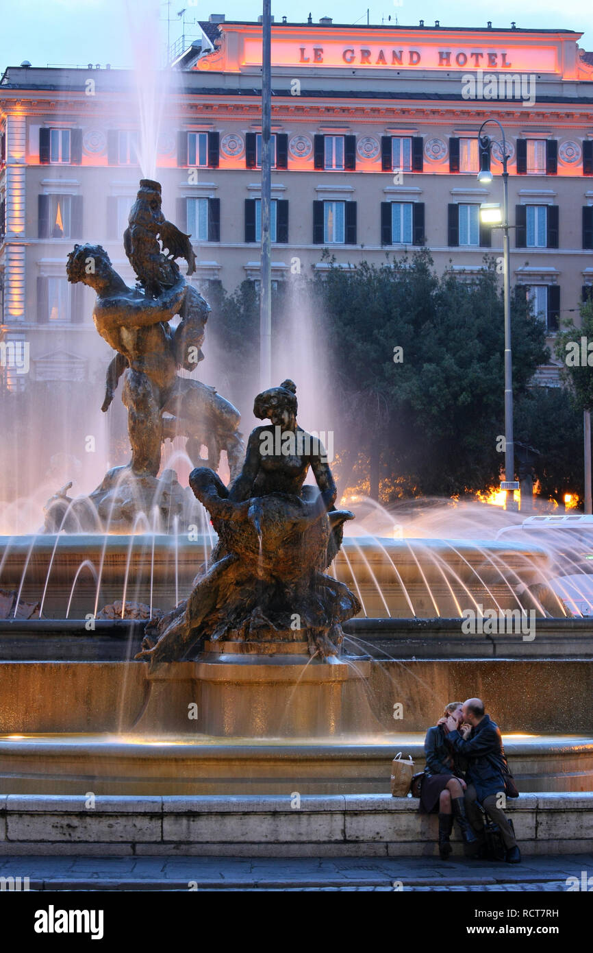 Moment intime à Rome à la Fontaine des Naïades dans la Piazza della Repubblica Banque D'Images Moment intime à Rome à la Fontaine des Naïades dans la Piazza della Repubblica Banque D'Images