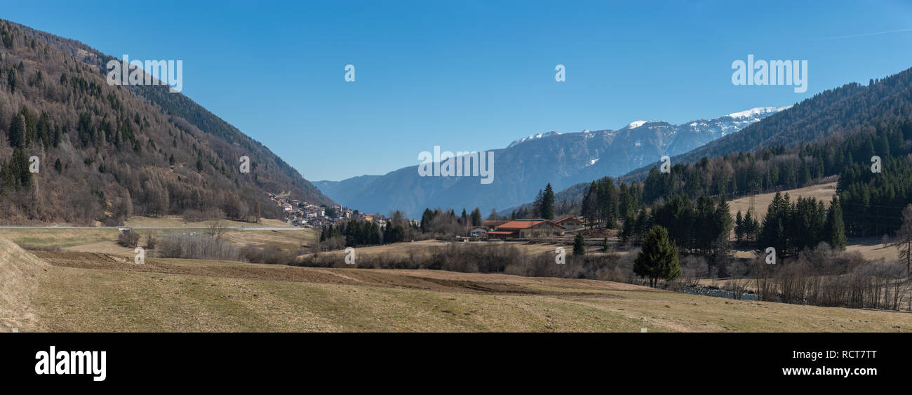 Vue panoramique sur Trentin-Haut-Adige, Südtirol, trente, Val di Sole, Italie au printemps. Montagnes enneigées sommets, collines et arbres des montagnes alpines. Banque D'Images
