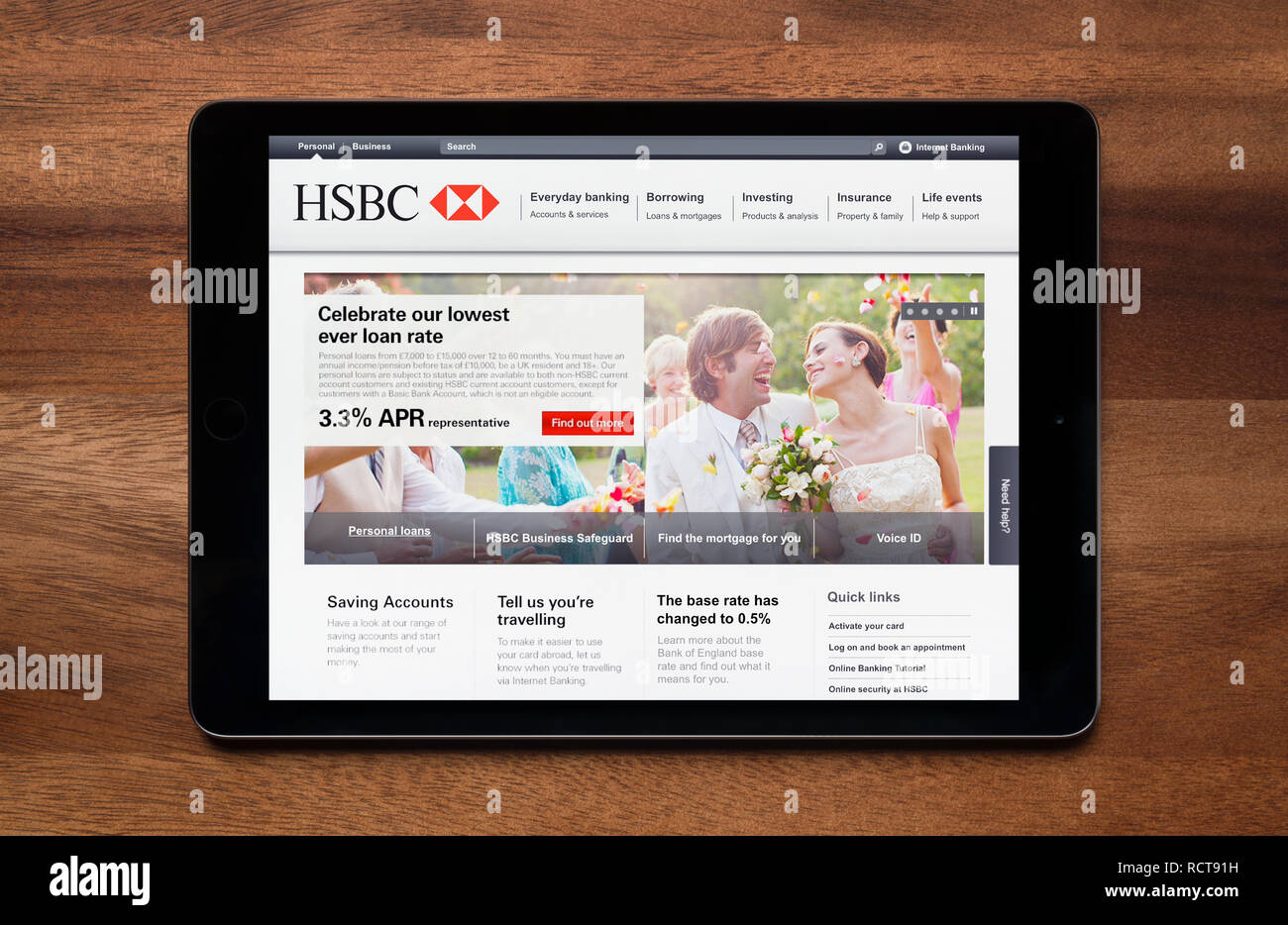 Le site internet de la banque HSBC est vu sur un iPad tablet, qui repose sur une table en bois (usage éditorial uniquement). Banque D'Images