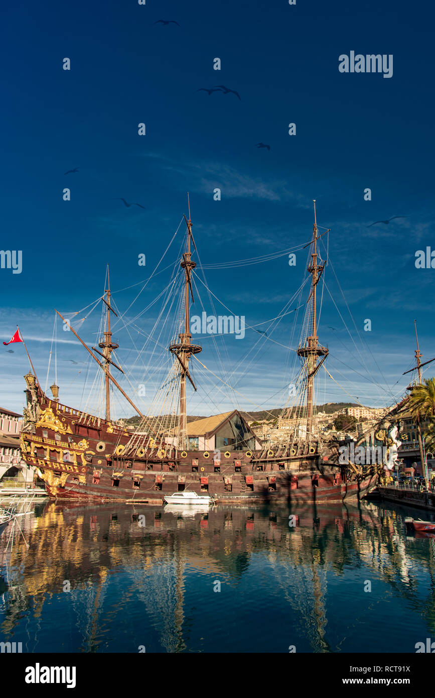 Galleon Neptun à Porto Antico de Gênes. 17e siècle réplique navire amarré dans le port et vue de toute l'eau calme d'une réflexion Banque D'Images