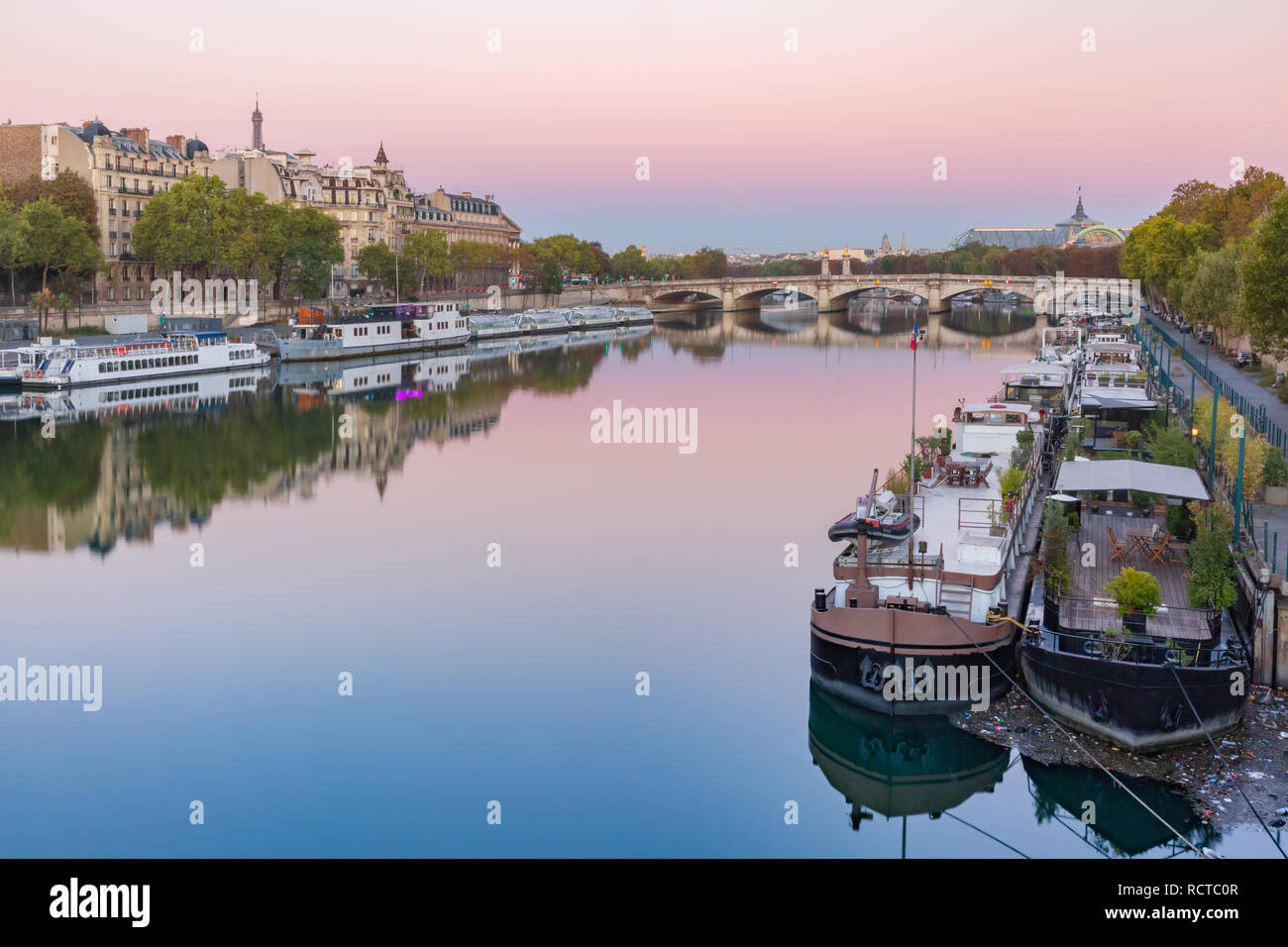 Au lever du soleil sur la Seine, Paris, France Banque D'Images
