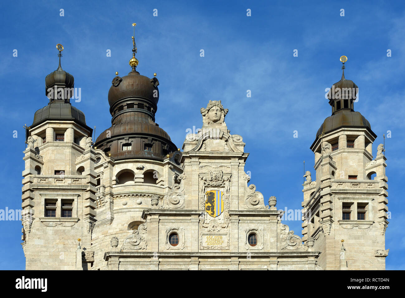 Haut de la nouvelle tour de ville de Leipzig avec les armoiries de la métropole saxonne - Allemagne. Banque D'Images