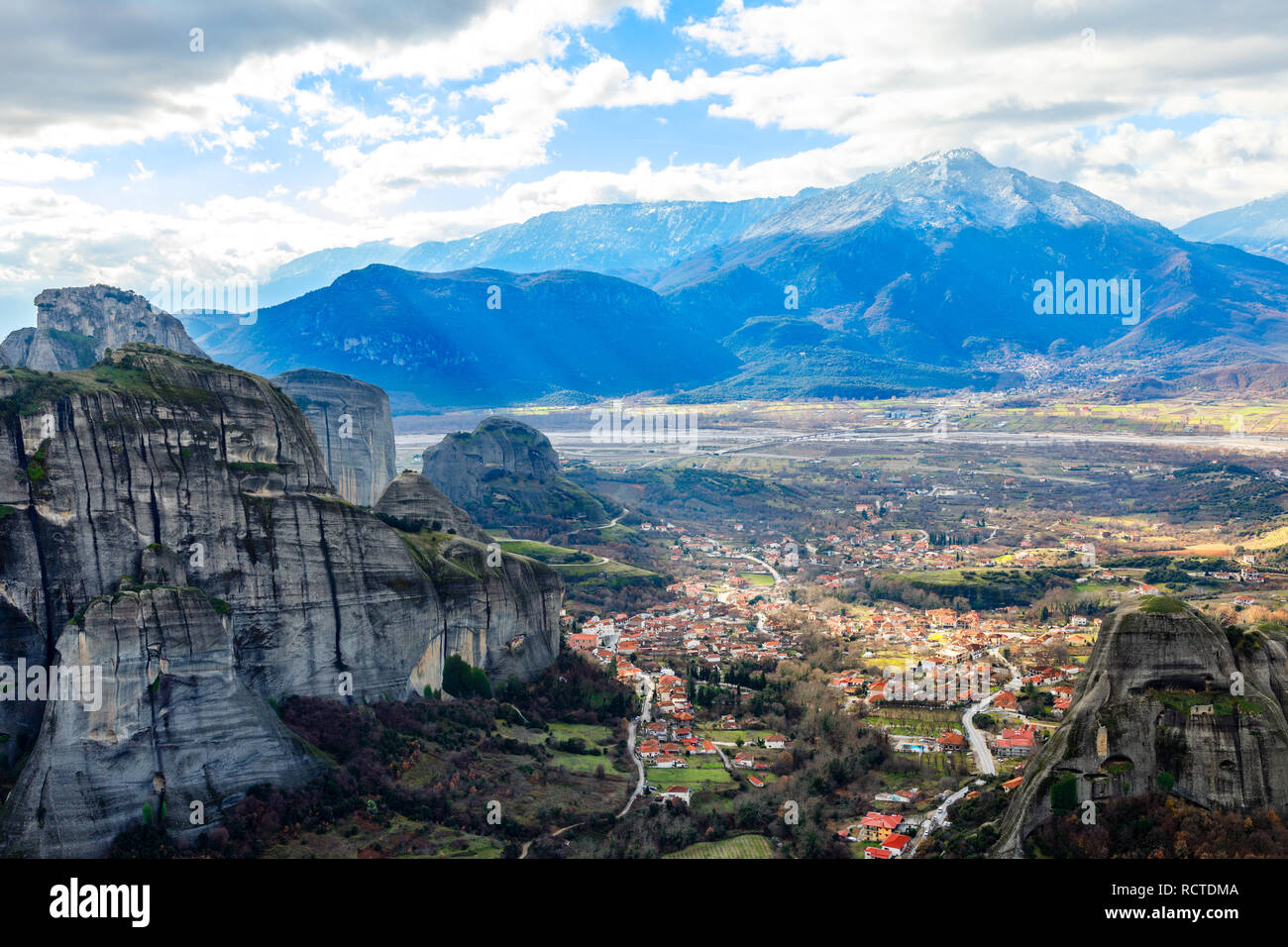 Kastraki village panorama grec dans la vallée entre les rochers escarpés et les montagnes en arrière-plan, Kastraki, Trinkala, Thessalie, Grèce Banque D'Images