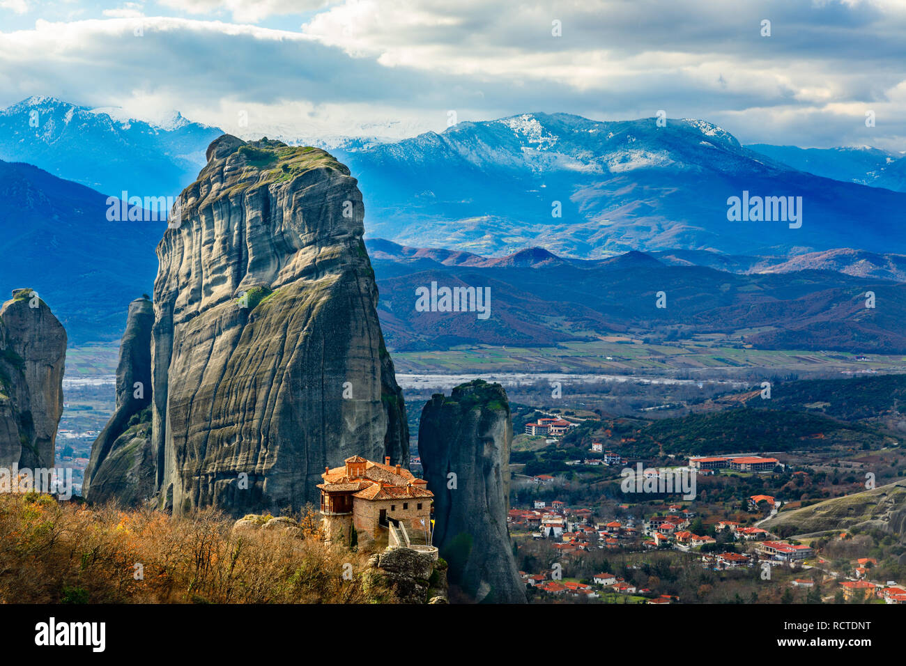 Le monastère de Roussanou parmi les falaises escarpées, avec le village de Kastraki et panorama des montagnes, Kalambaka, Trikala, Thessalie, Grèce Banque D'Images