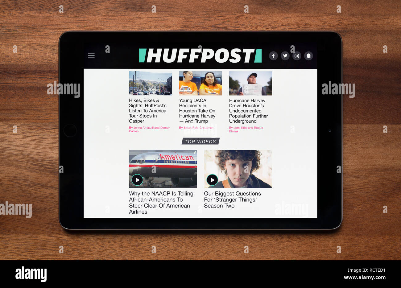 Le site web de l'Huffington Post est vu sur un iPad tablet, qui repose sur une table en bois (usage éditorial uniquement). Banque D'Images