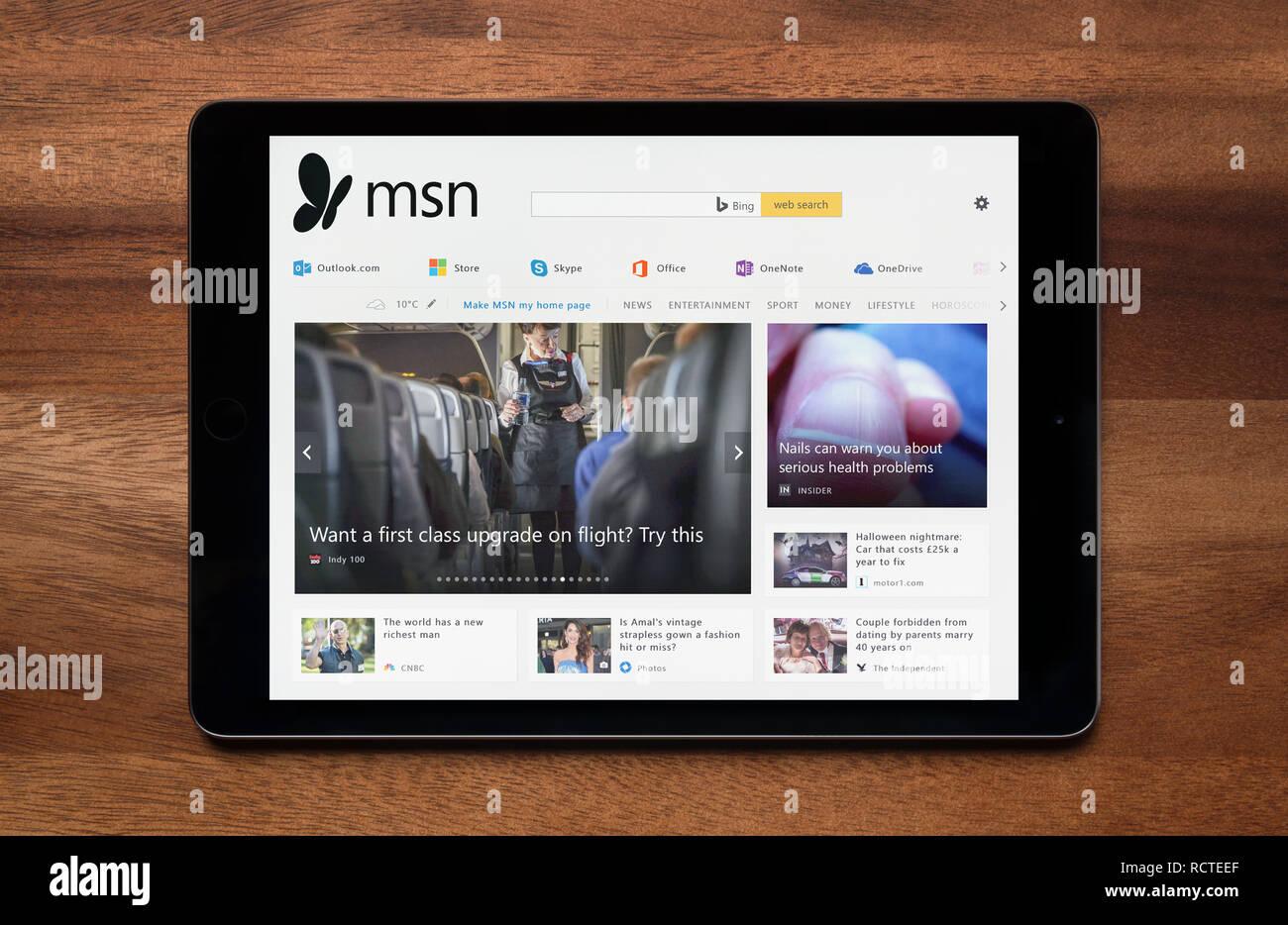 Le site de MSN est vu sur un iPad tablet, qui repose sur une table en bois (usage éditorial uniquement). Banque D'Images