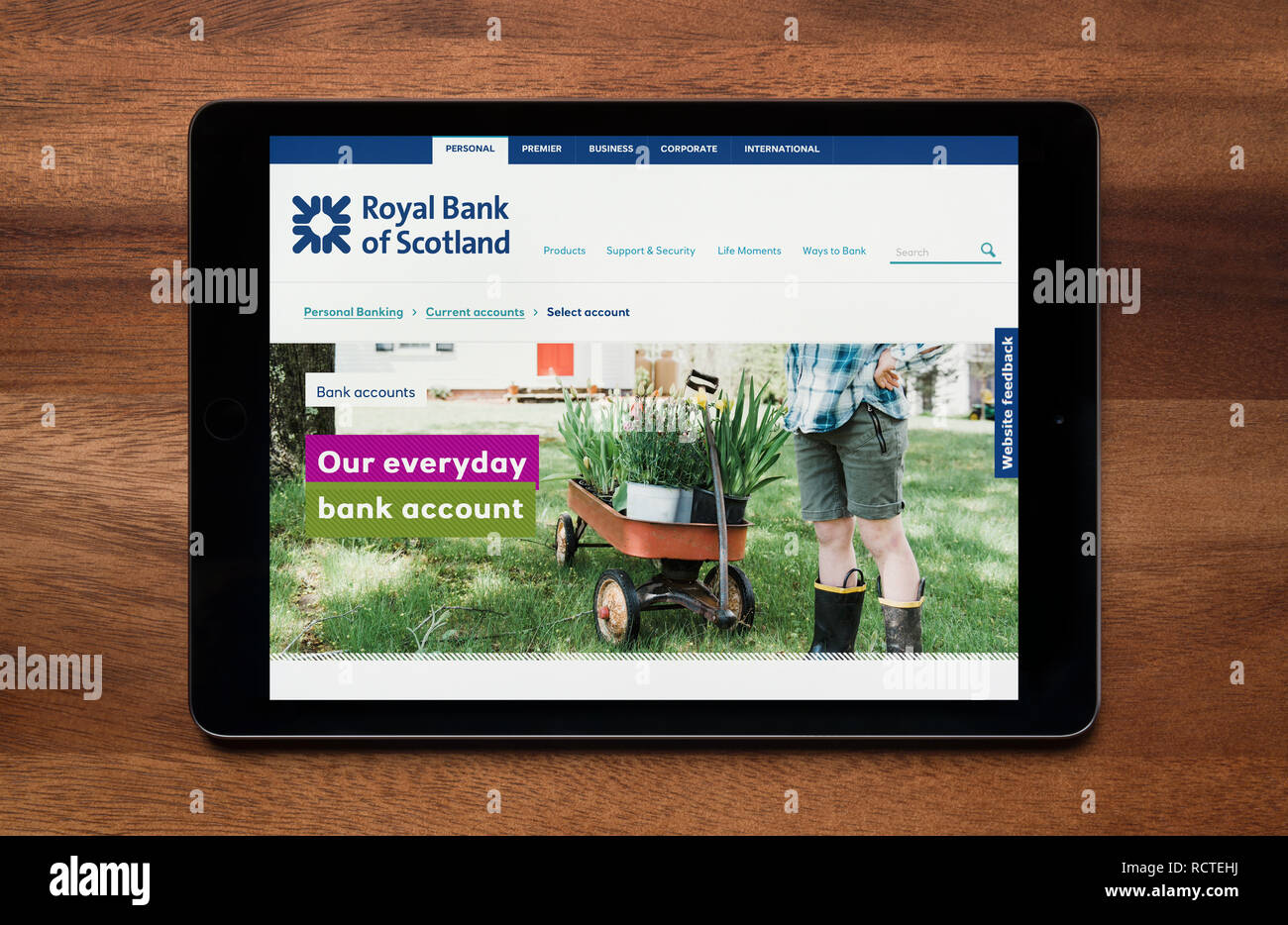 Le site internet de Royal Bank of Scotland (RBS) est vu sur un iPad tablet, qui repose sur une table en bois (usage éditorial uniquement). Banque D'Images