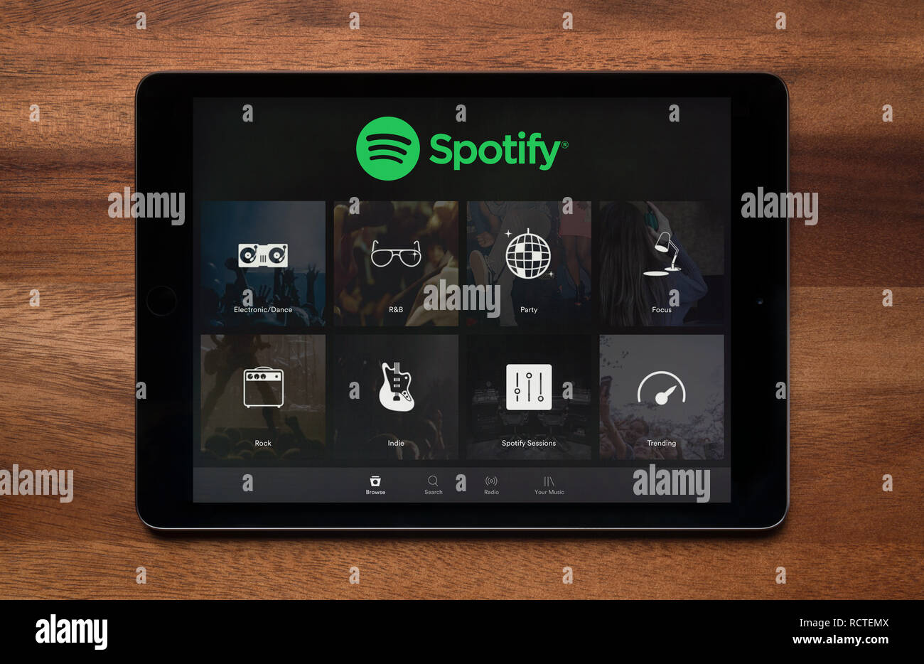 Le site web de Spotify est vu sur un iPad tablet, qui repose sur une table en bois (usage éditorial uniquement). Banque D'Images