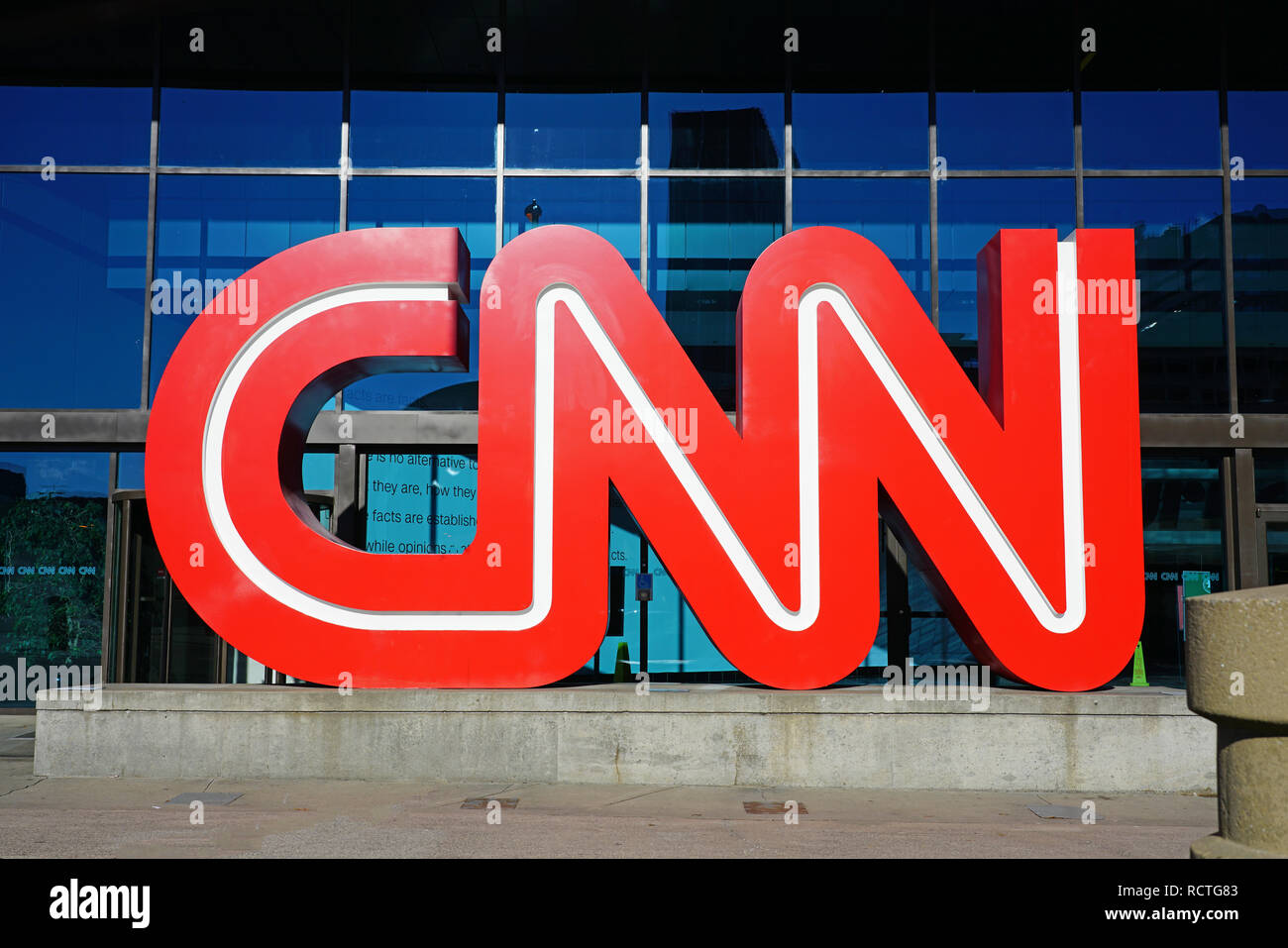 ATLANTA, GA - Vue de la CNN Center, le siège social international de la CNN news réseau située dans le centre-ville d'Atlanta, Géorgie. Banque D'Images