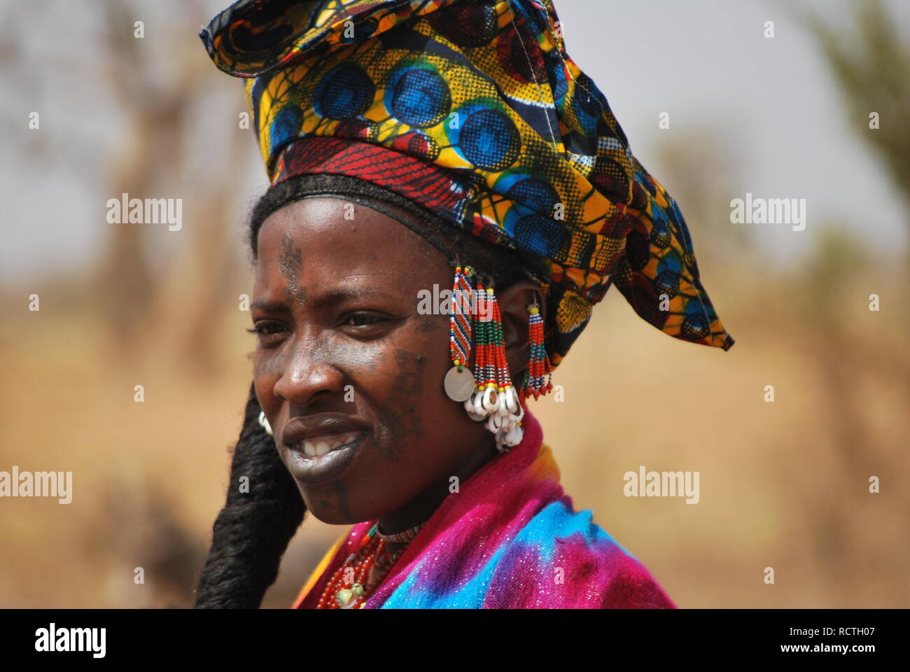 Une jeune femme peule, avec des cicatrices et des tatouages tribaux, est habillé d'un festival au Niger, en Afrique. Banque D'Images