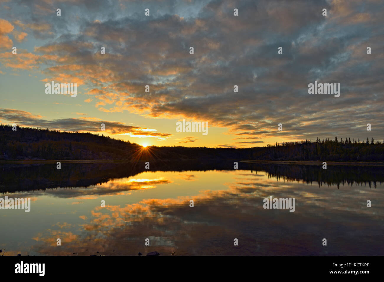 Ciel coucher de soleil reflété dans le lac Prosperous, Yellowknife, prospère Lake, le parc territorial de Yellowknife, Canada Banque D'Images