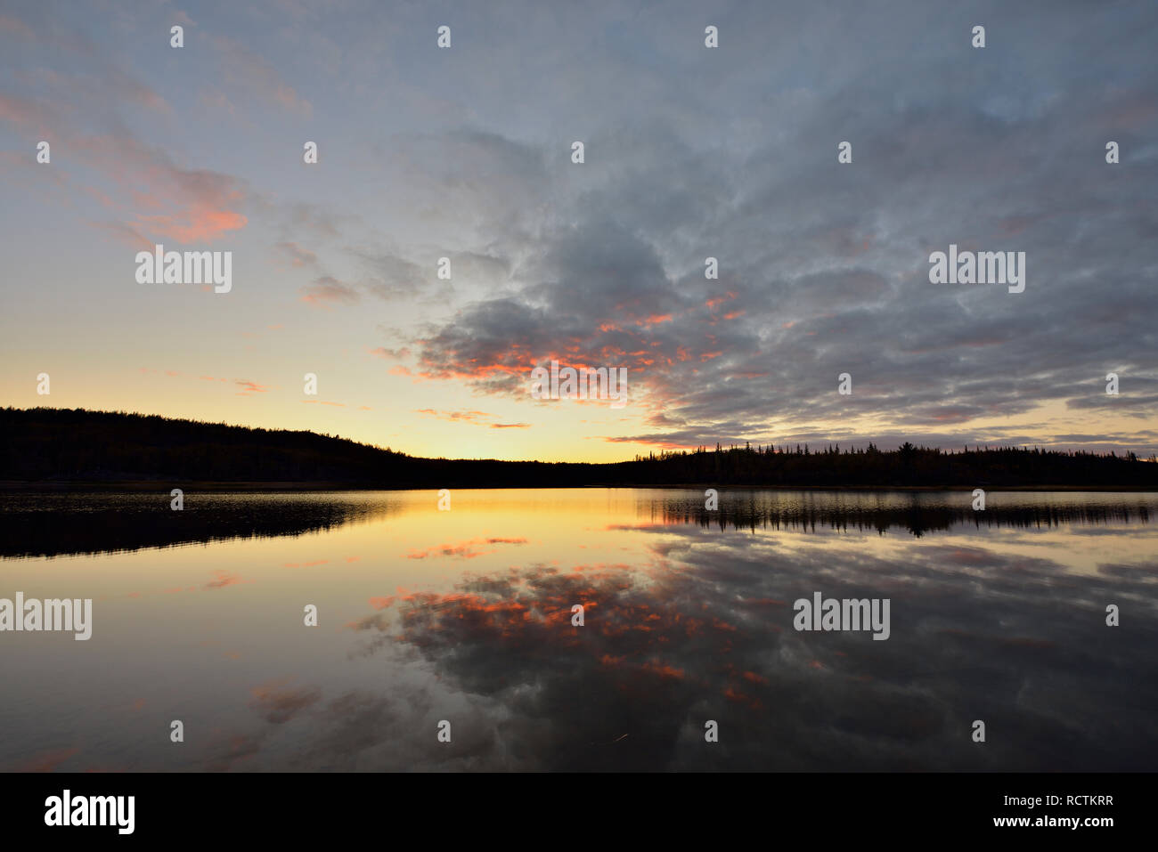 Ciel coucher de soleil reflété dans le lac Prosperous, Yellowknife, prospère Lake, le parc territorial de Yellowknife, Canada Banque D'Images