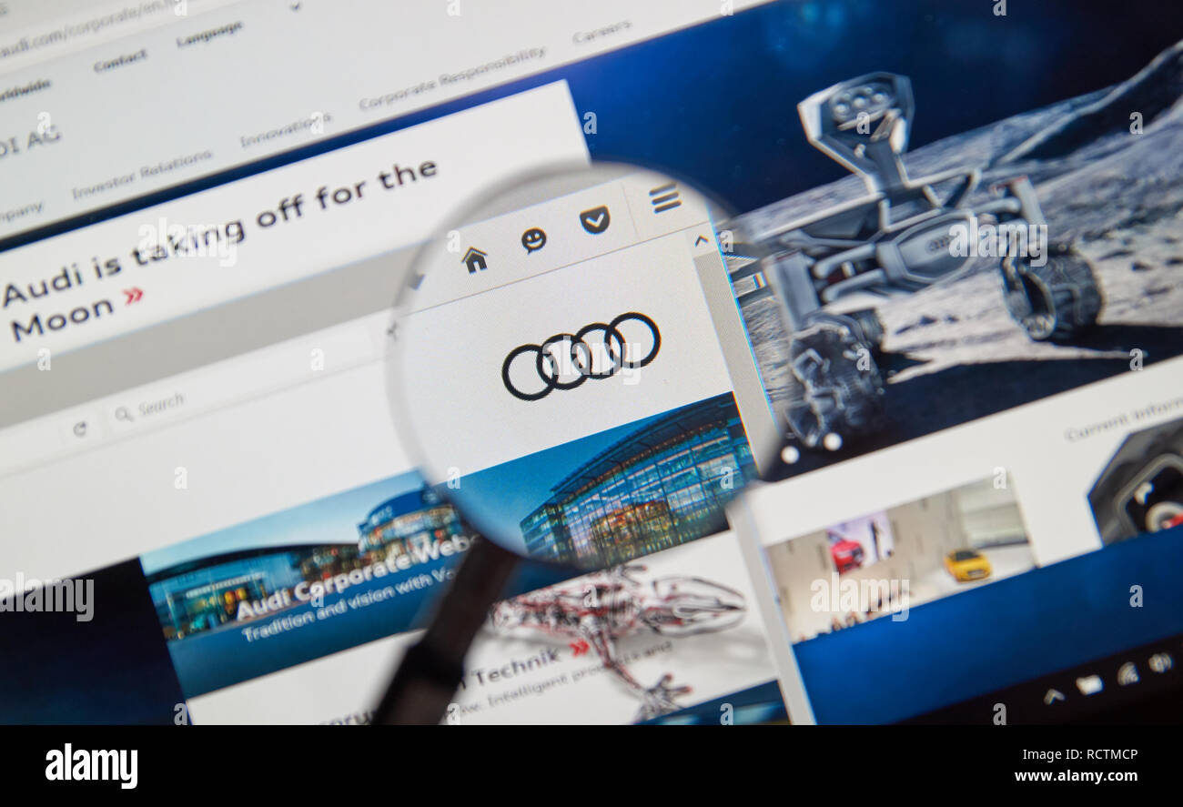 Montréal, Canada - le 4 juin 2016 : Photo de Audi page web sur un écran d'ordinateur portable à travers une loupe. Banque D'Images