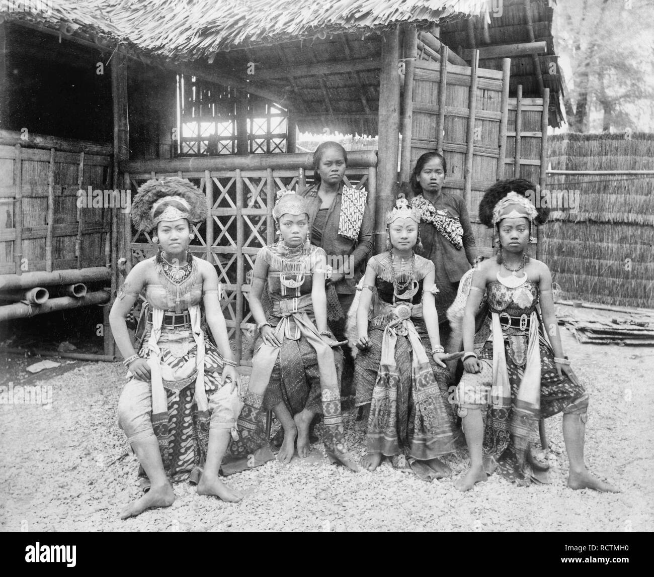 Six femmes javanaises, deux en costume national, quatre en costume, portrait en pied, assis en face de l'habitation, Javanais, Exposition de Paris 1889 Banque D'Images