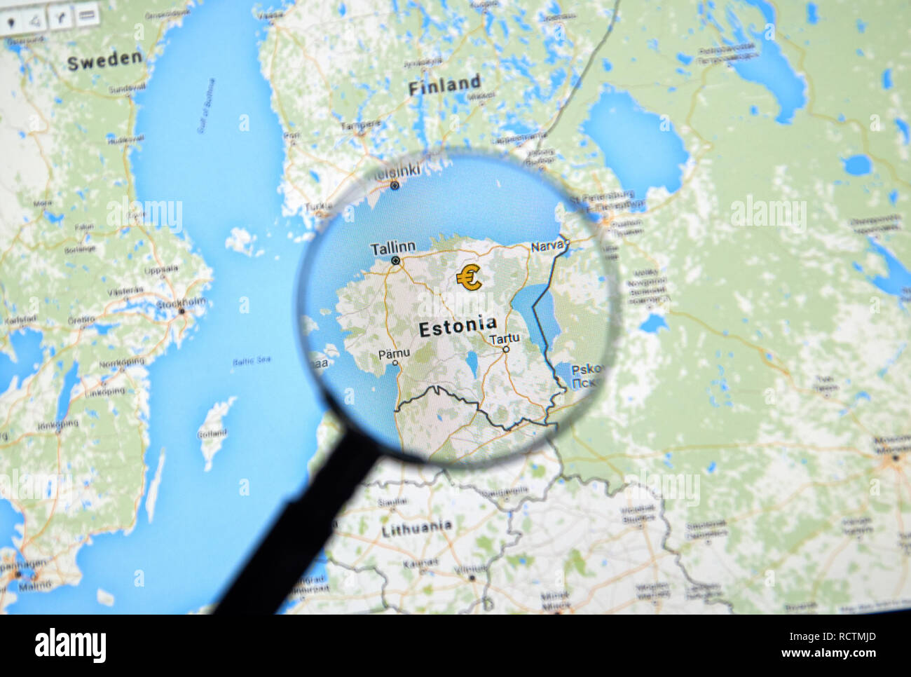 Montréal, Canada - le 24 juin 2016 - L'Estonie sur Google Maps app sous loupe. L'Estonie est un pays européen et membre de l'UE. Banque D'Images