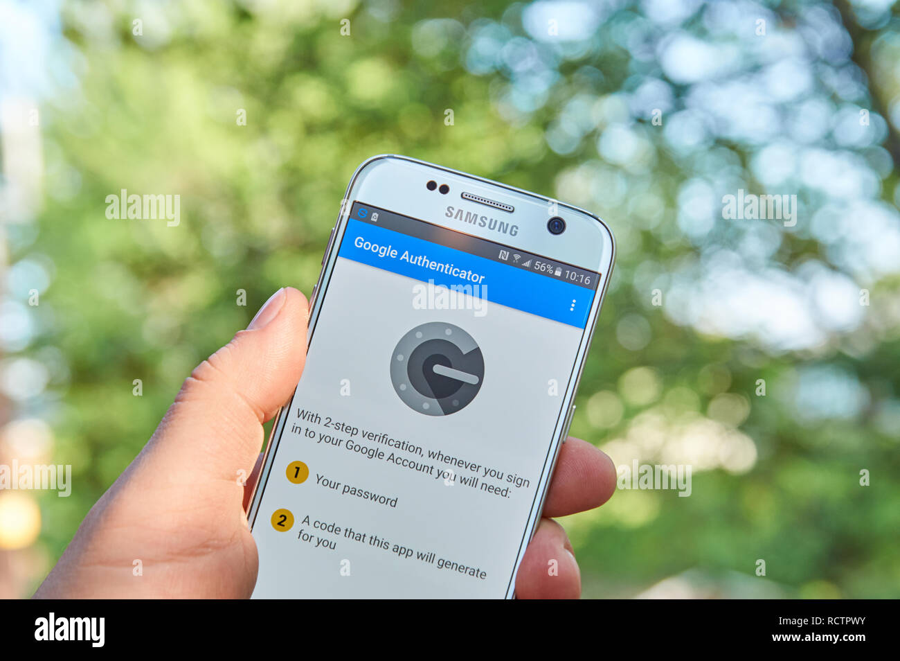 Montréal, Canada - le 23 mai 2016 : application Authentificateur Google sur Samsung S7. L'app fonctionne avec 2 étapes pour la vérification des comptes Google à fournir Banque D'Images