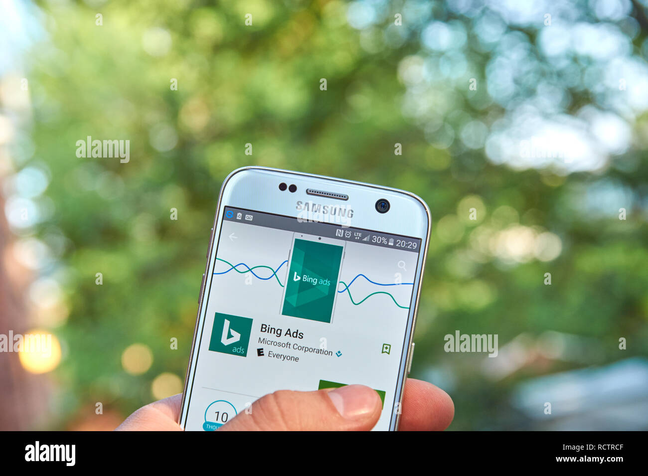 Montréal, Canada - le 23 mai 2016 : Bing Ads application sur Samsung S7 écran. Bing Ads est un service qui fournit le salaire par publicité de clic sur le Banque D'Images