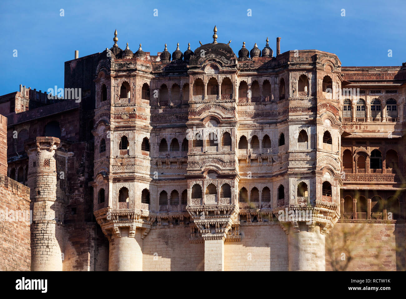 Mehrangarh fort avec des tours à ciel bleu à Jodhpur, Rajasthan, India Banque D'Images