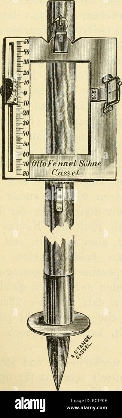 . Tropenpflanzer ; Zeitschrift der Landwirtschaft l fr. Plantes tropicales ; les cultures tropicales. - 85 - bei der von Ausfülirung Nivellements bedienen wir uns seit langer Zeit nur noch des Boseschen Instrumentes, da wohl mit keinem anderen bei ausreichender Genauigkeit rasch, cours de travail. Es ist ein Pendelinstrument, welches aus einem il Messingrahmen, dessen untere Seite stark beschwert, und dessen obere Seite mit einer Aufhängevorrichtung versehen ist. Die eine Seite, un herabhängende vertikal welcher sich das mit doppeltem Nonius versehene verschiebbare befindet Okular, ist Banque D'Images