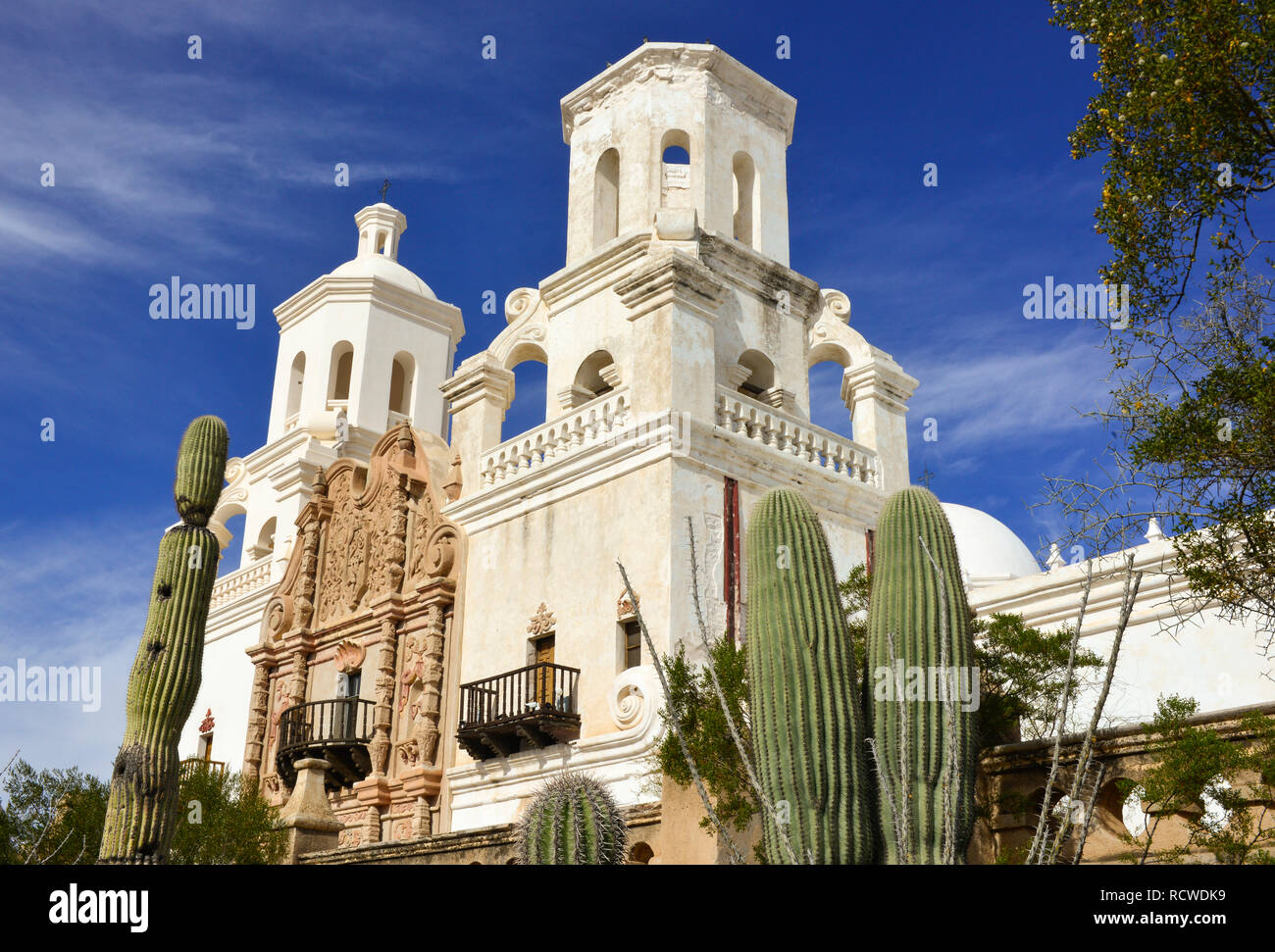 Historique Lors de la Mission San Xavier del Bac, une Mission catholique espagnole, construite dans le désert près de cactus laden Tucson, AZ Banque D'Images