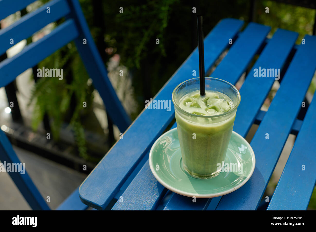 Matcha latte glacé sur le fond bleu Banque D'Images
