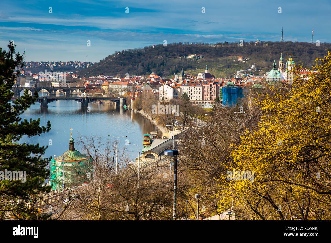 Prague Ville vue de la colline de Letna dans une belle journée de printemps précoce Banque D'Images