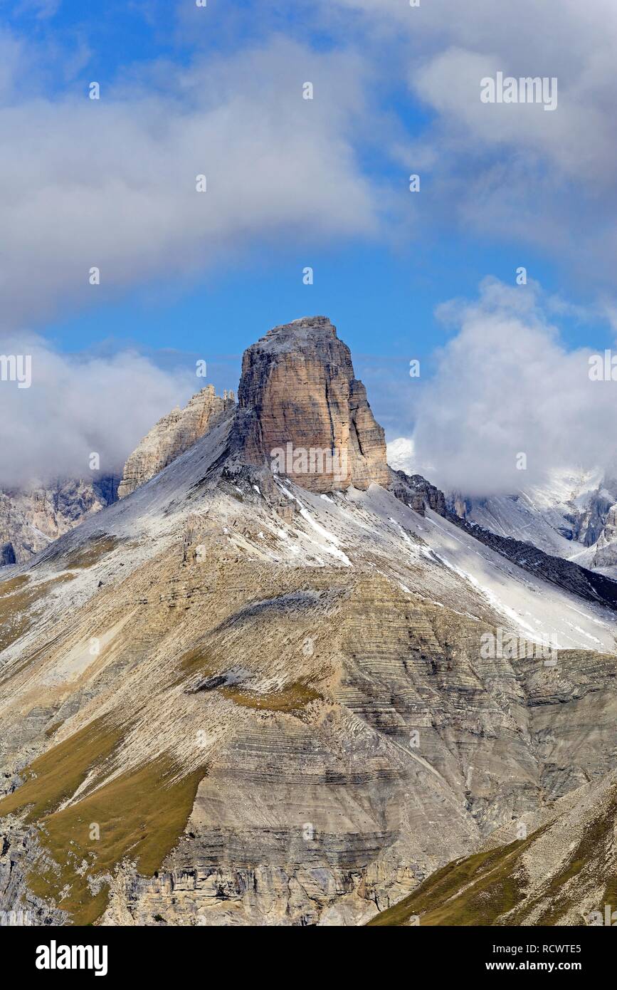 2687 Schwabenalpenkopf m, ciel nuageux, ciel bleu, Dolomites de Sexten, province du Tyrol du Sud, Haut-adige, Italie Banque D'Images