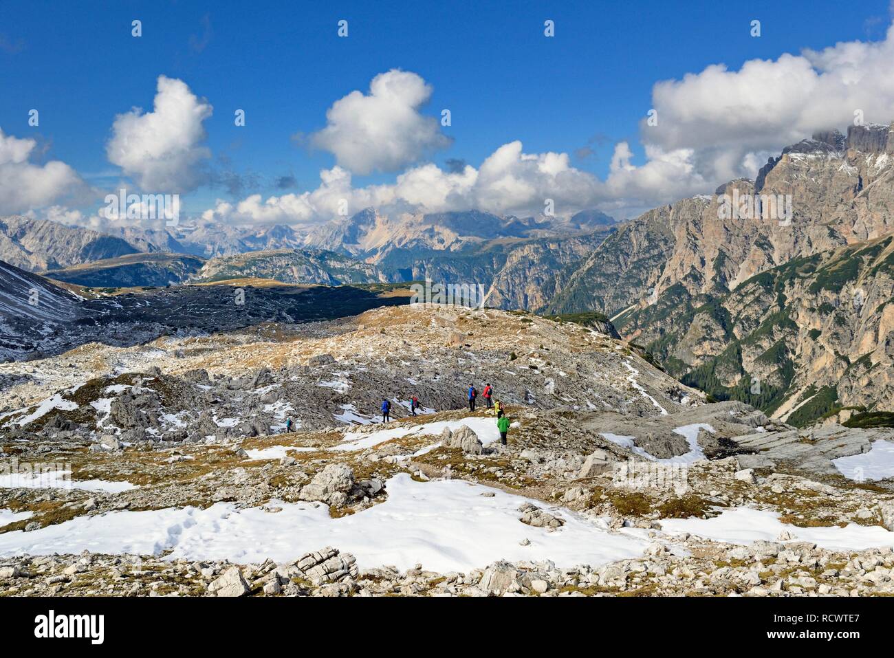 Vue sur les Dolomites ci-dessous les trois sommets hut 2405 m, randonnées Dolomites de Sexten, groupe, province du Tyrol du Sud, Haut-adige, Italie Banque D'Images