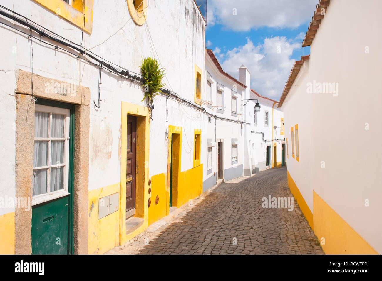 Rue typique de la ville historique d'Evora, Patrimoine Mondial de l'UNESCO, de l'Alentejo, Portugal, Europe Banque D'Images
