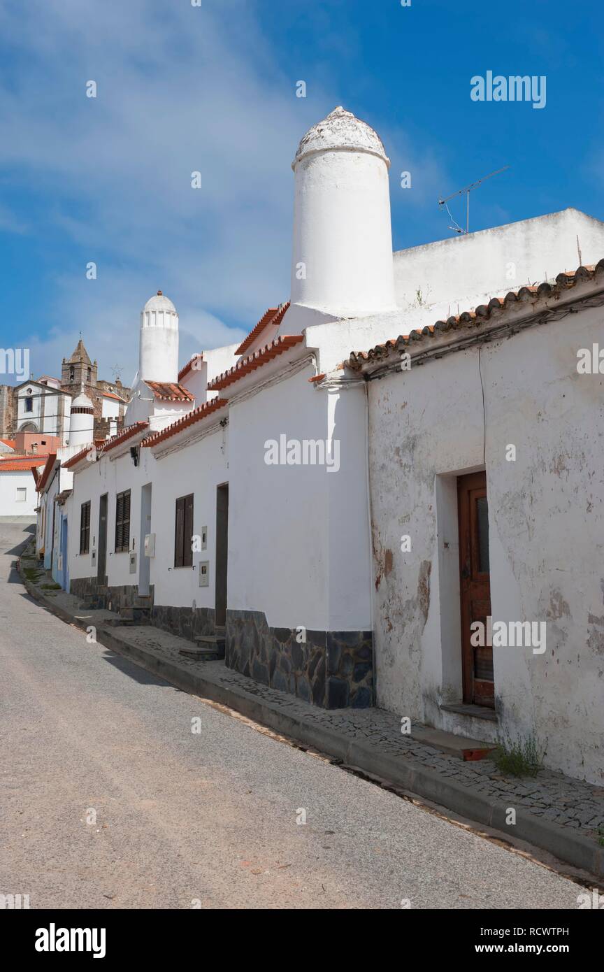 Château et cheminées, village de Mourão, Alentejo, Portugal, Europe Banque D'Images